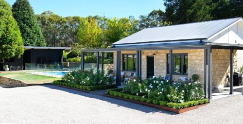 Summertown Villa | Adelaide Hills luxe-cottage with spectacular vineyard views