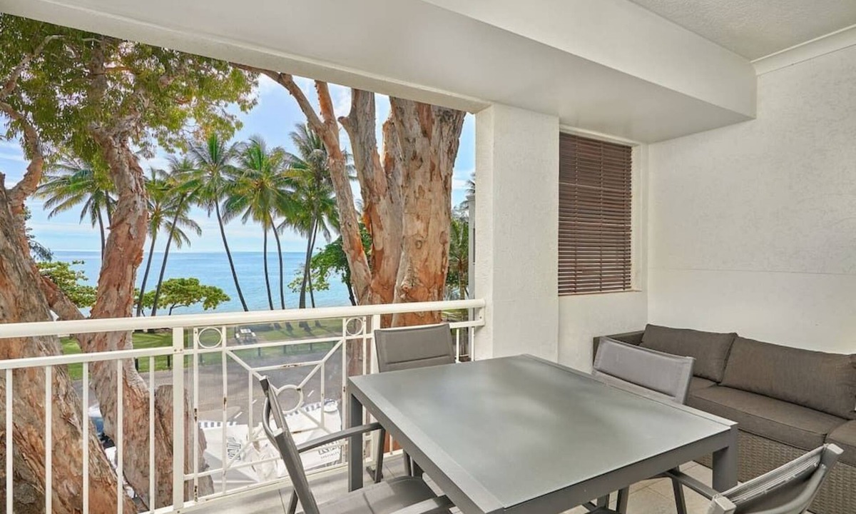 Palm Cove Apartment | Alassio Beachfront Apartment 302