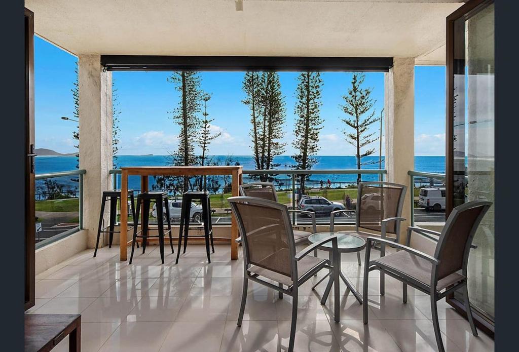 Alexandra Headland Apartment | Alexandra Headland Beach - Stunning Views ZF9