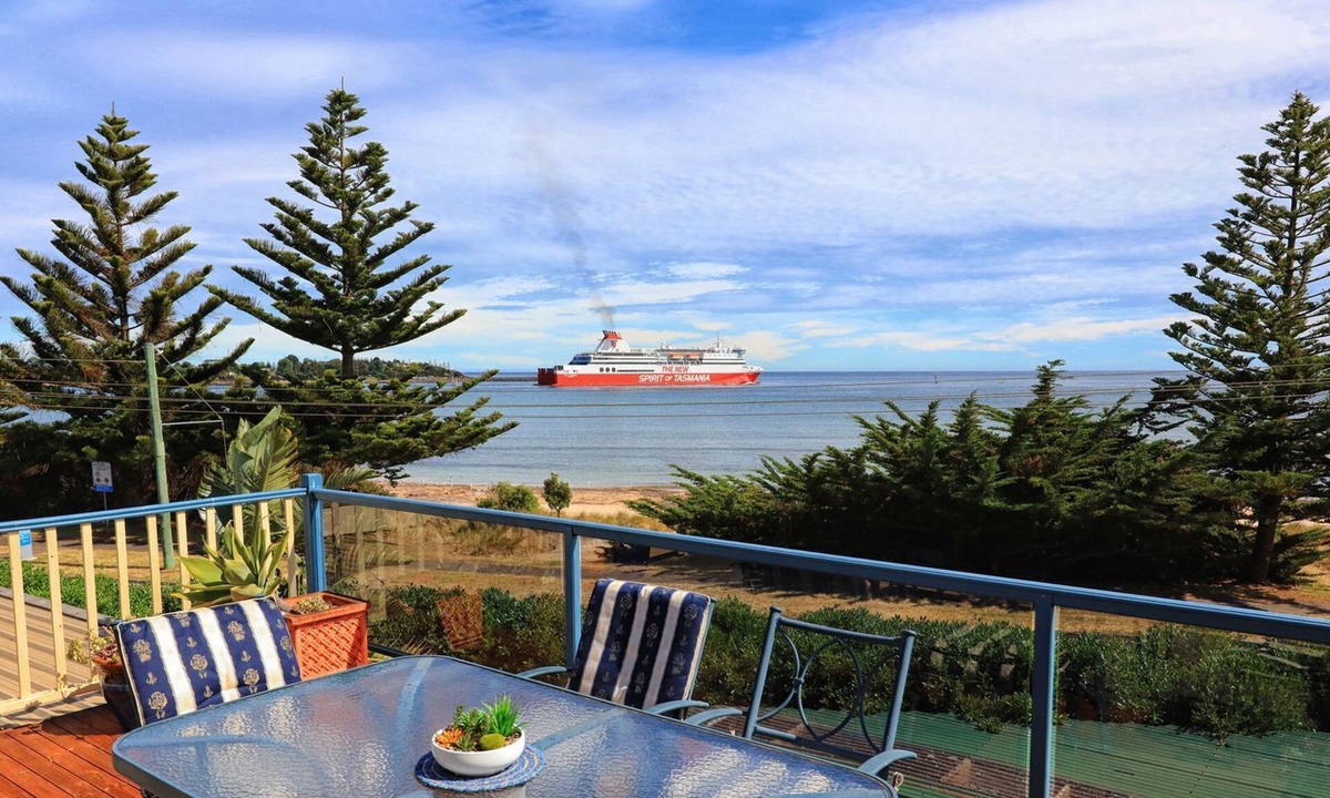 East Devonport House | Alice Beside The Sea - 4 Bedroom Upstairs Apartment.