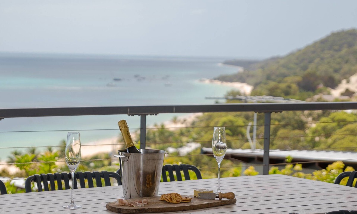 Brisbane Waterfront House | ALLURE BEACH HOUSE! 4 Bed, 2 Bath, Stunning Ocean Views, Air Conditioning, Wifi.