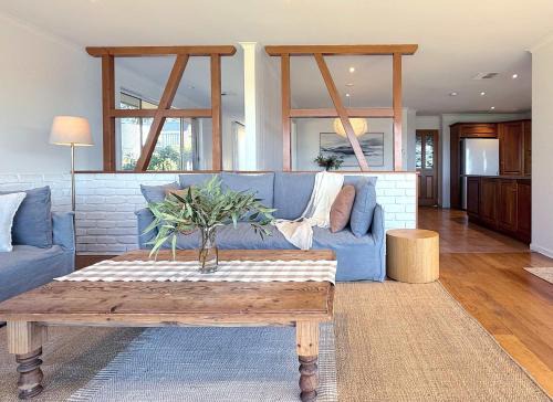 Clarendon House | Alpacas, Wineries And Rolling Hills