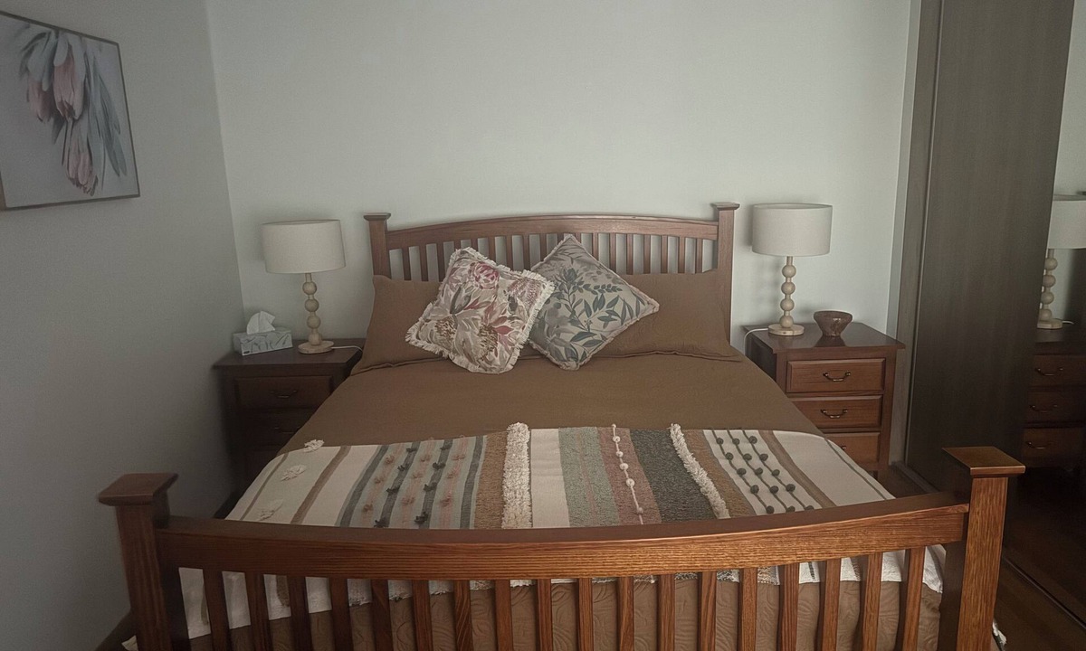 Collinsvale House | Amaroo with a view set on a 50 acre hobby farm . Modern Deluxe Queen Studio.