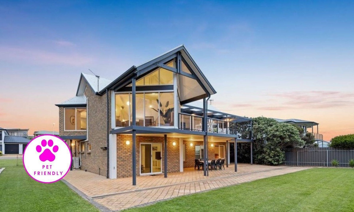 Middleton House | An architectural family shack, steps from the South Coast's finest surf beach