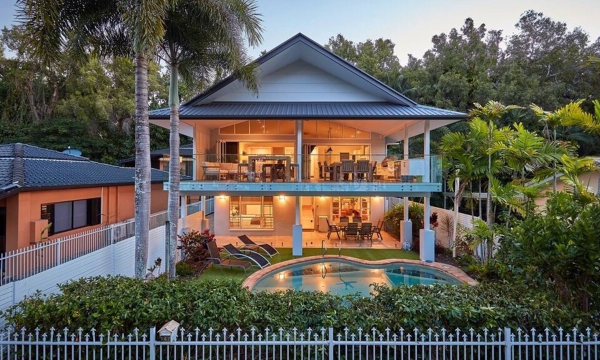 Clifton Beach House | An Expansive Poolside Retreat right in front of the Coral Sea