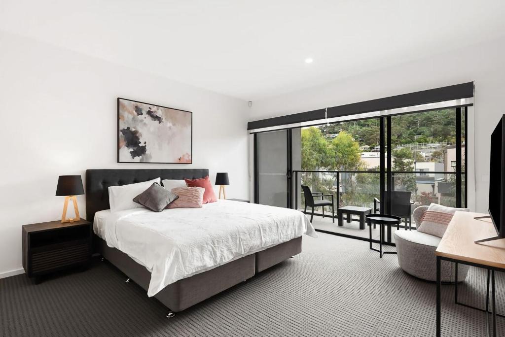 Safety Beach House | Anchorage Villa - Chic, Pet Friendly by Marina