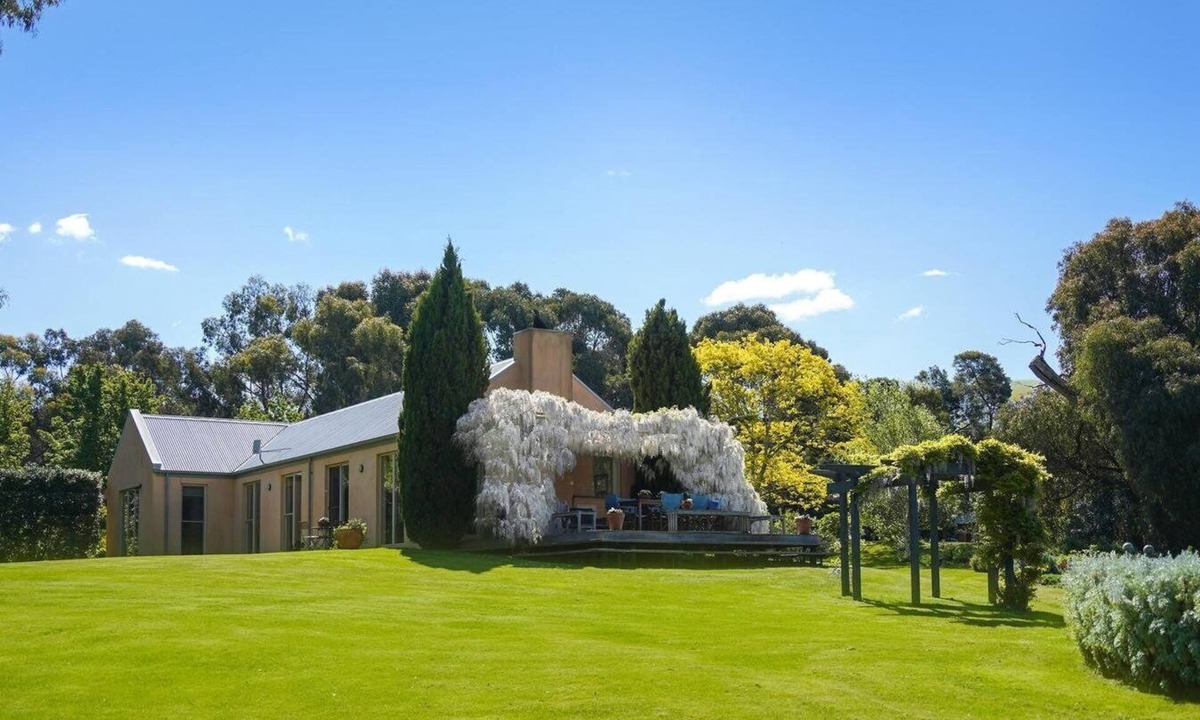 Newham House | Applegarth - Hanging Rock Views, Near Wineries, Rural 3BR Stay!