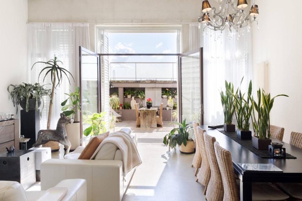 St Kilda Villa | Architectural Home, Pool Oasis/Steps from Trendy Chapel St.