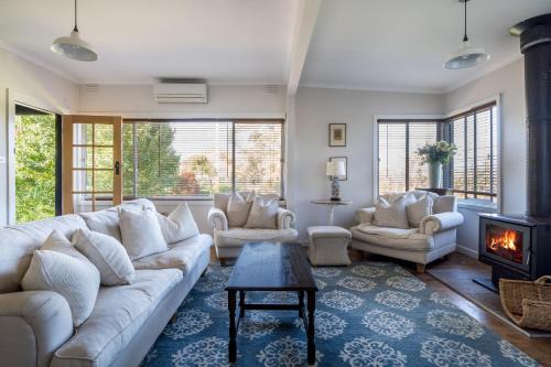 Red Hill South House | 'Ardbrae' Countryside Tranquility with a Charming Cottage
