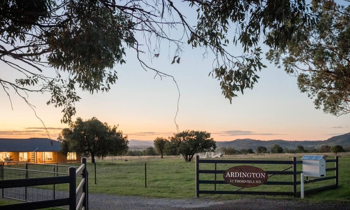 Moore Creek House | Ardington - 4-Bed Pet-Friendly with Pool