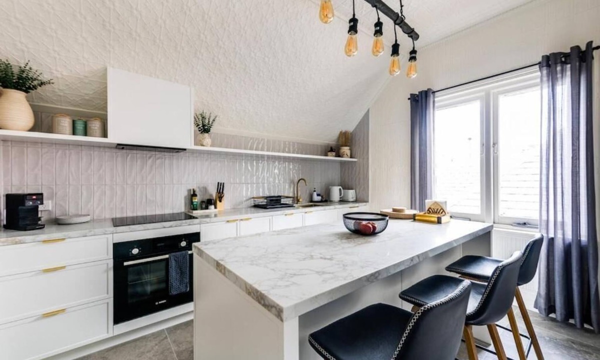 Albert Park Apartment | Artos Stays-Modernised Victorian Masterpiece | City-View Sunroom!