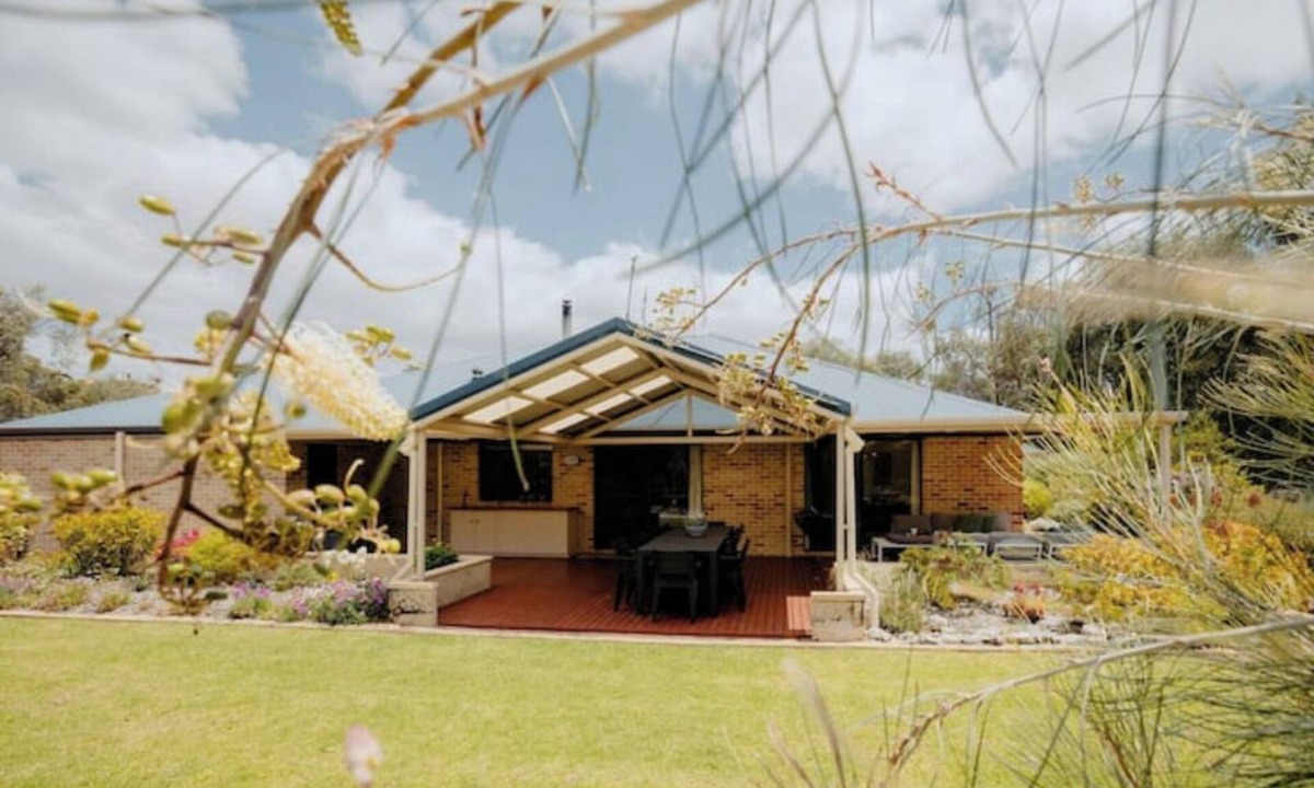Yallingup House | Autumn Rise: spacious home + generous alfresco + beautiful native gardens