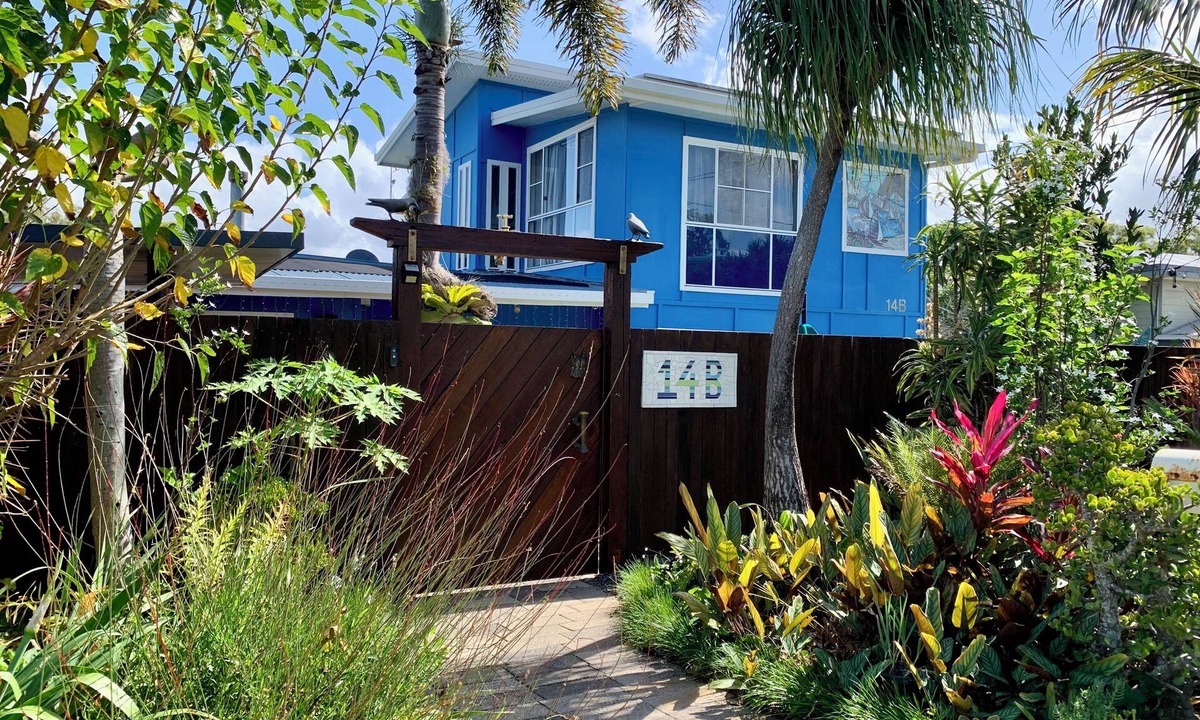Dicky Beach House | Awesomely Unique & Fun Beach House with Self Contained Unit
