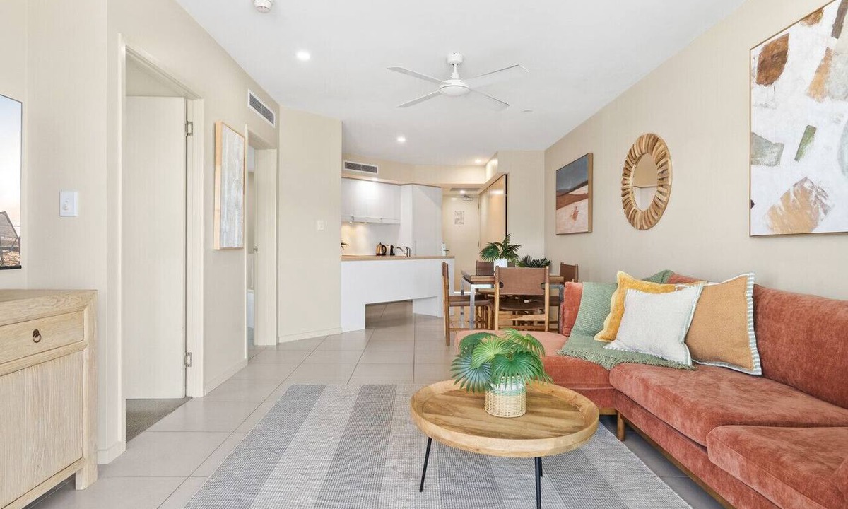 Cairns North Apartment | Azureside Apartment Retreat – 5th Floor Stay Near Cairns Esplanade with Pool