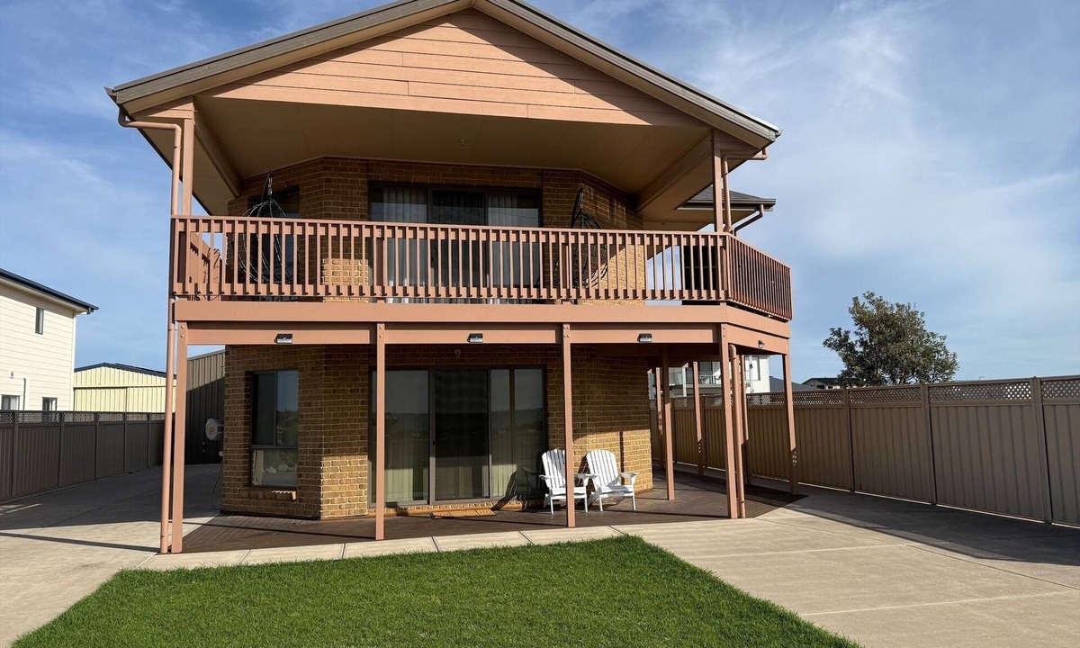 Melville House | B & B on Yorkes- 2 storey holiday home. Free Wifi, off peak special available