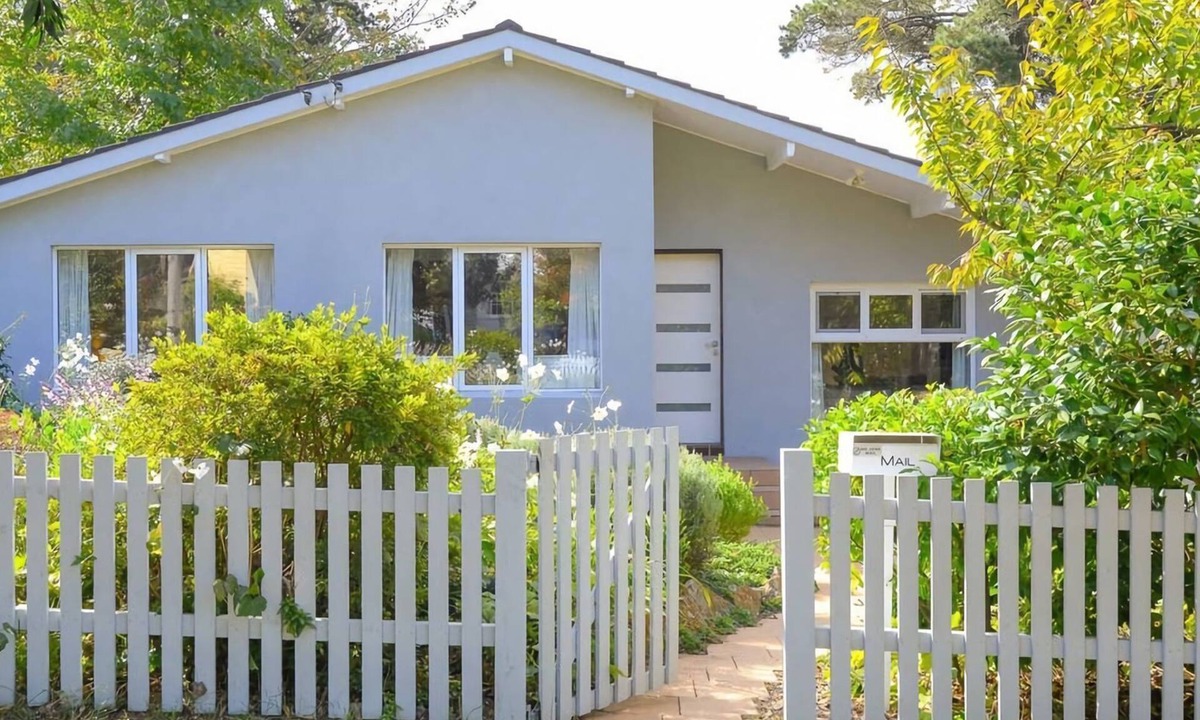 Wentworth Falls House | Backhouse & Bushland Stay with Fireplace