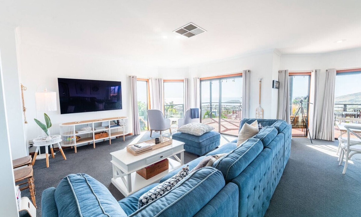 Encounter Bay House | BaeView: Panoramic Group Stay Above Encounter Bay
