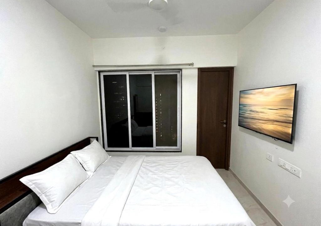 Bandra East House | Bandra Skyline Luxe Private Room with City View