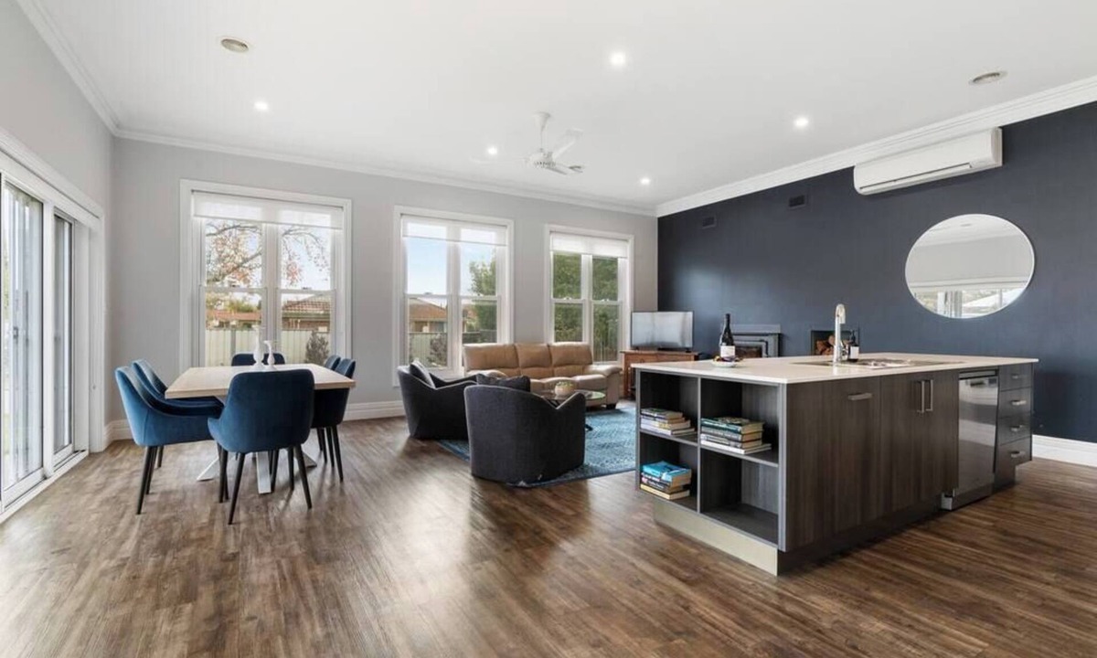 Orange House | 'Barton House' - Ideal Location, Stroll to CBD