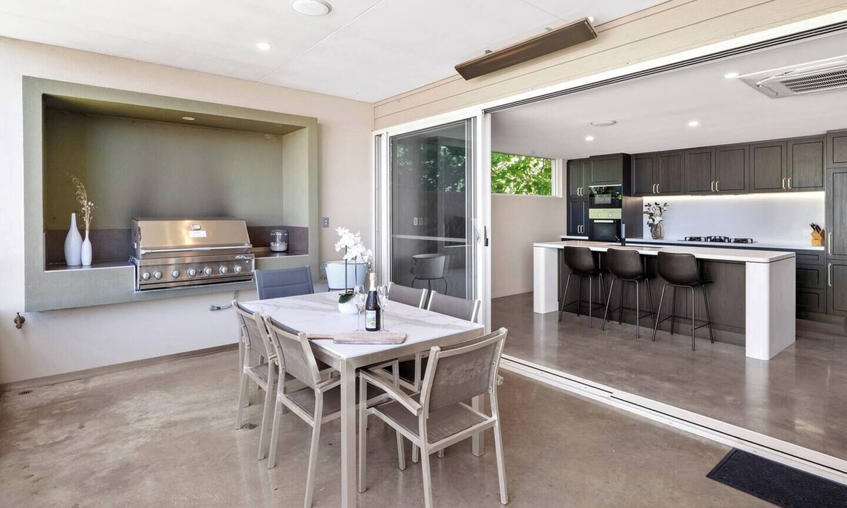 Dunsborough House | Bayscape Modern Beachside Retreat with Ocean View