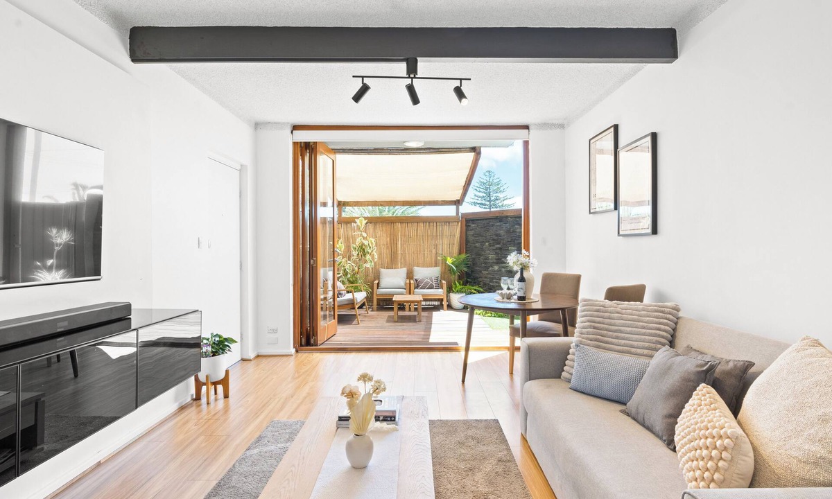 West Beach House | Bayside Bliss – Cosy 2BR Apartment by the Beach.