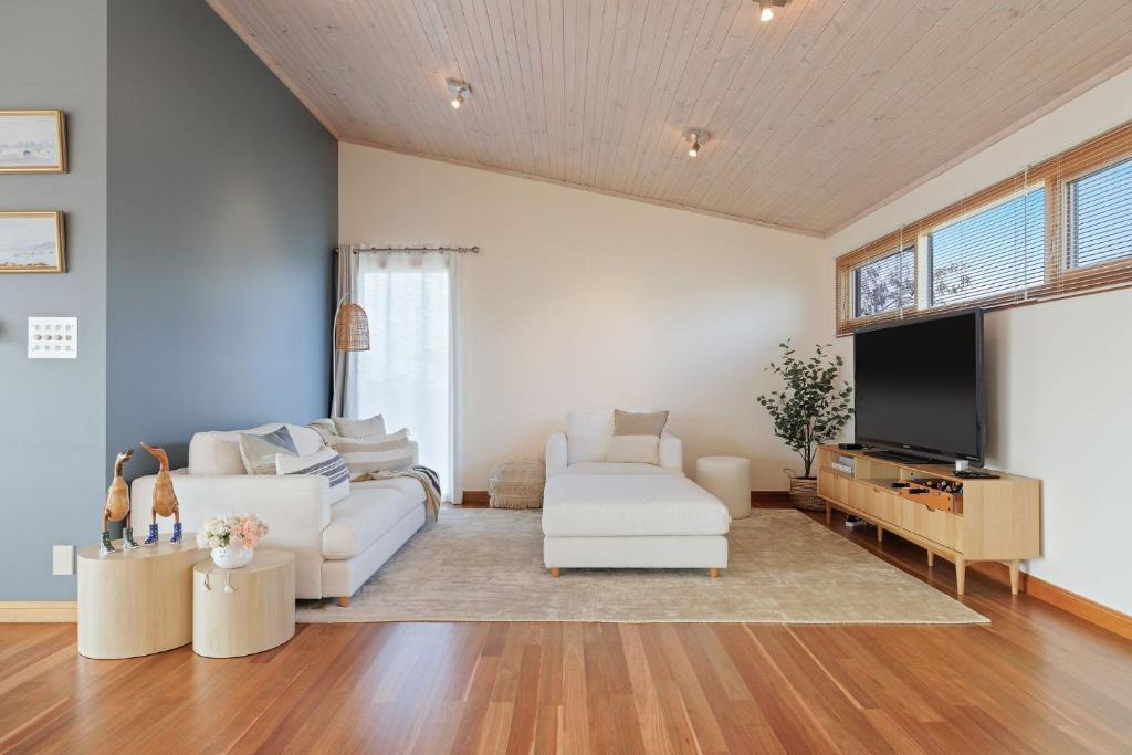 Corinella House | Bayside Oceanview Getaway