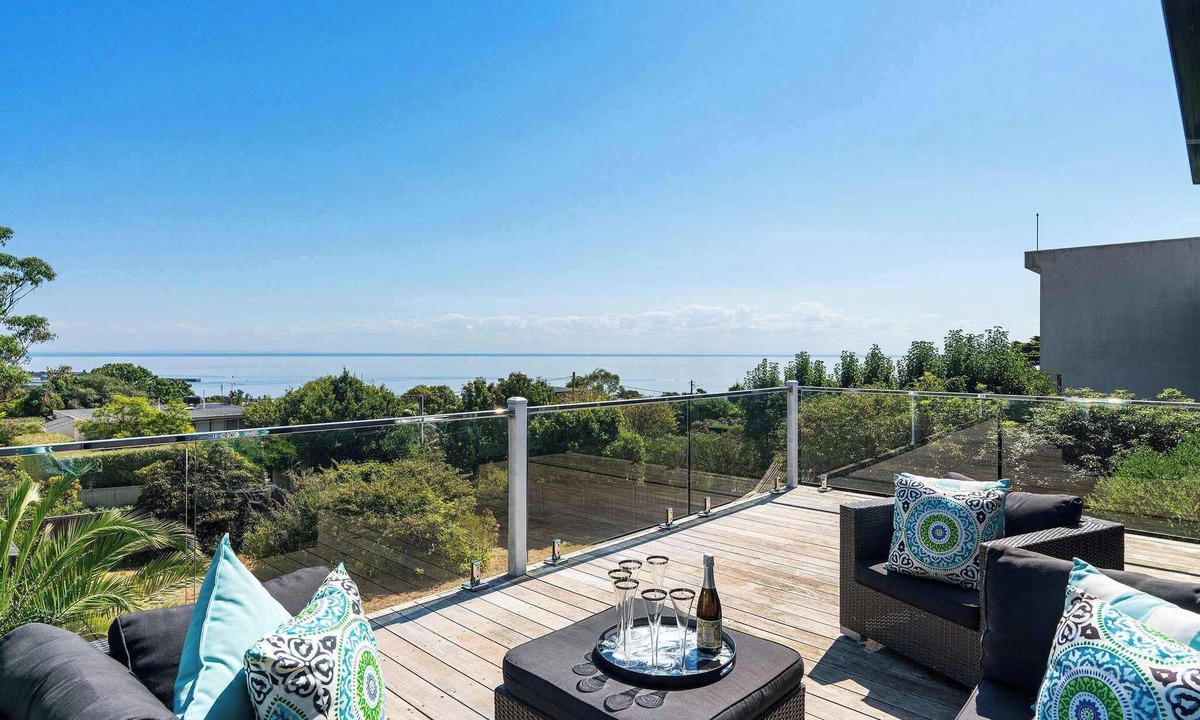 Mornington House | Bayview Luxury - Main St & Beach , Cosy Fireplace