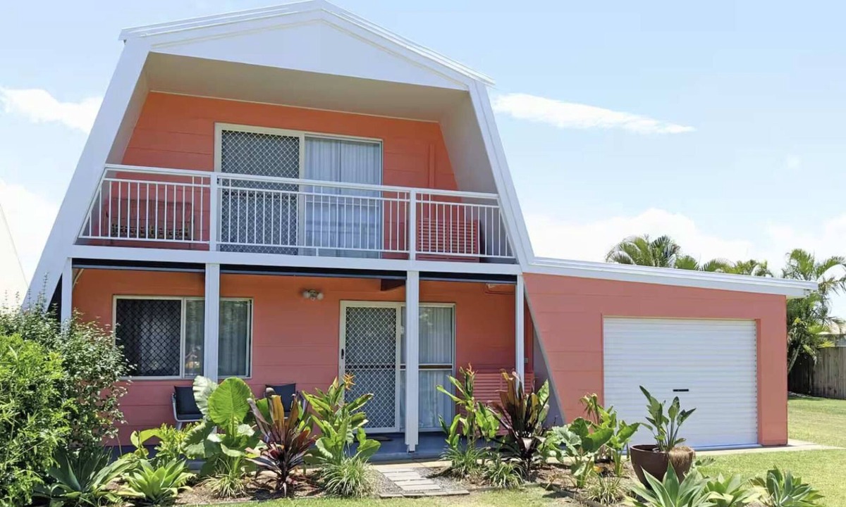 Bargara Apartment | Beach Bungalow | Walk to Bargara Beach | Pet-Friendly + Fast Wi-Fi