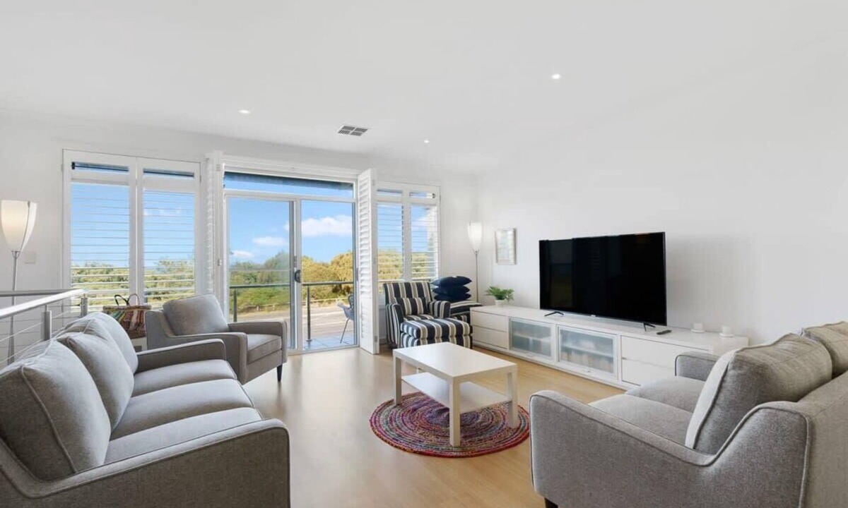 Victor Harbor House | Beach Front Esplanade Victor Harbor - Wi-Fi and Linen Included