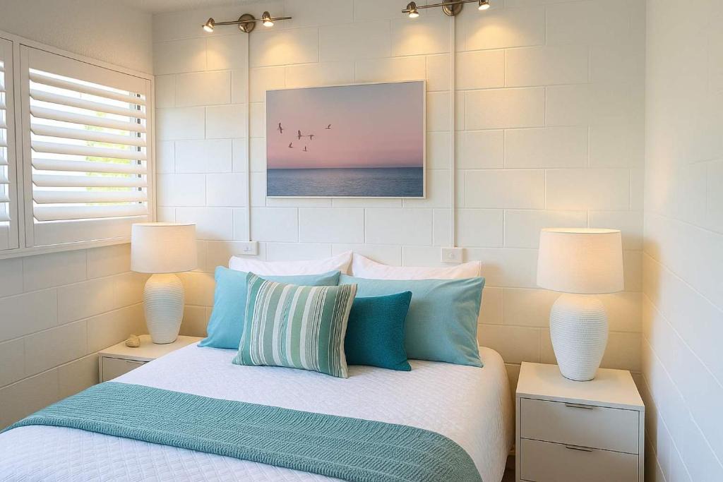 North Ward Apartment | Beach Front Strand Stay-Steps to Beach & Waterpark Townsville