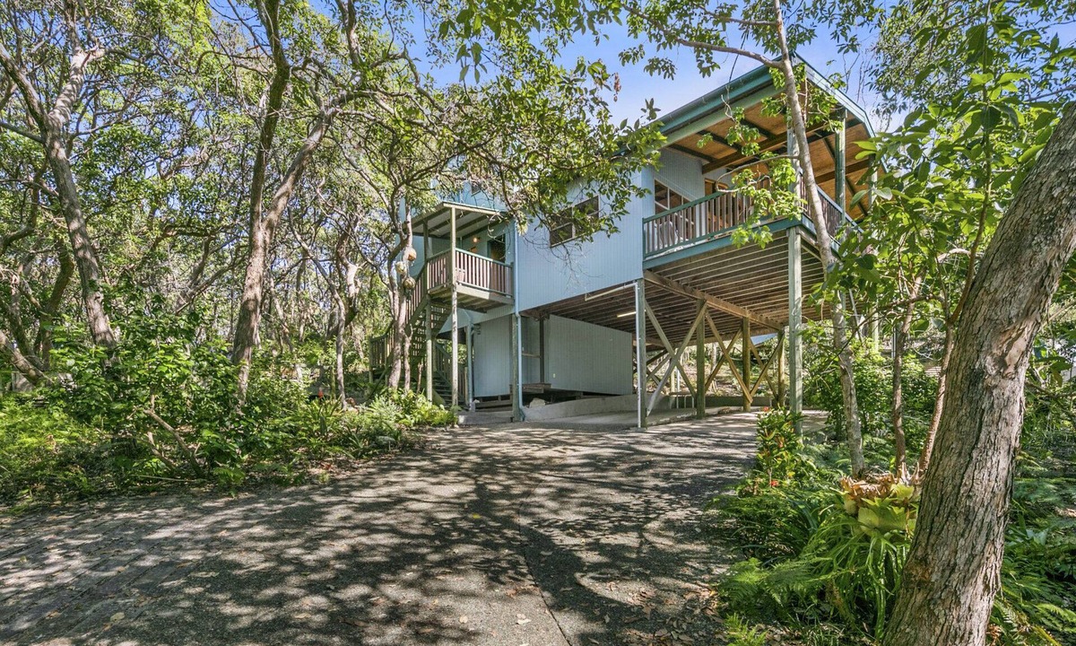 Point Lookout House | Beach House set amongst the trees and short walk to all amenities.