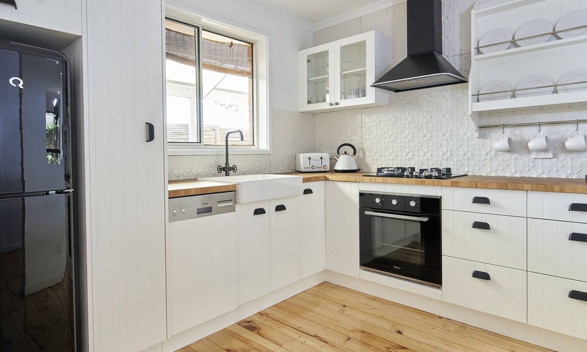 Mornington House | Beach Walk Cottage, Mornington, Pet Friendly (Newly renovated)