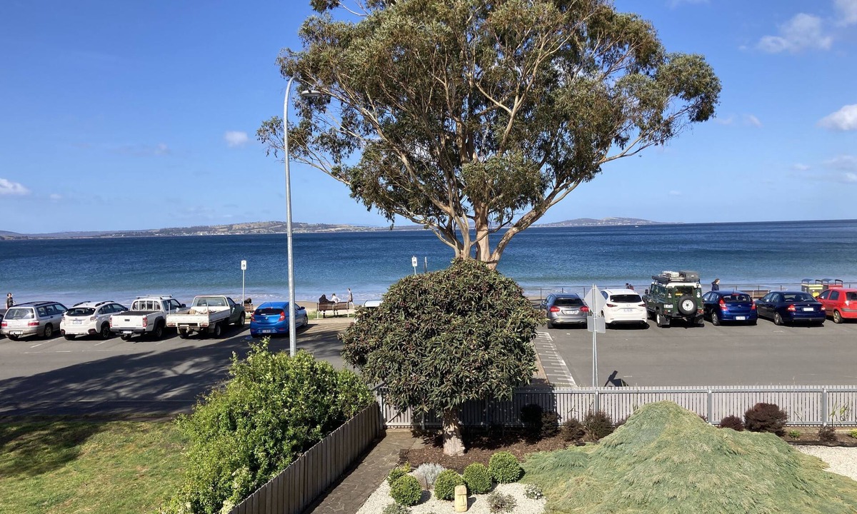 Kingston Beach Apartment | Beachfront accommodation located 20 meters to beach, local restaurants and bars.