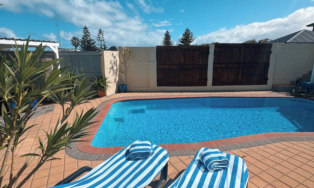 Quinns Rocks Apartment | Beachfront apartment with pool, 4 minutes walk to Indian Ocean. Sleeps 6