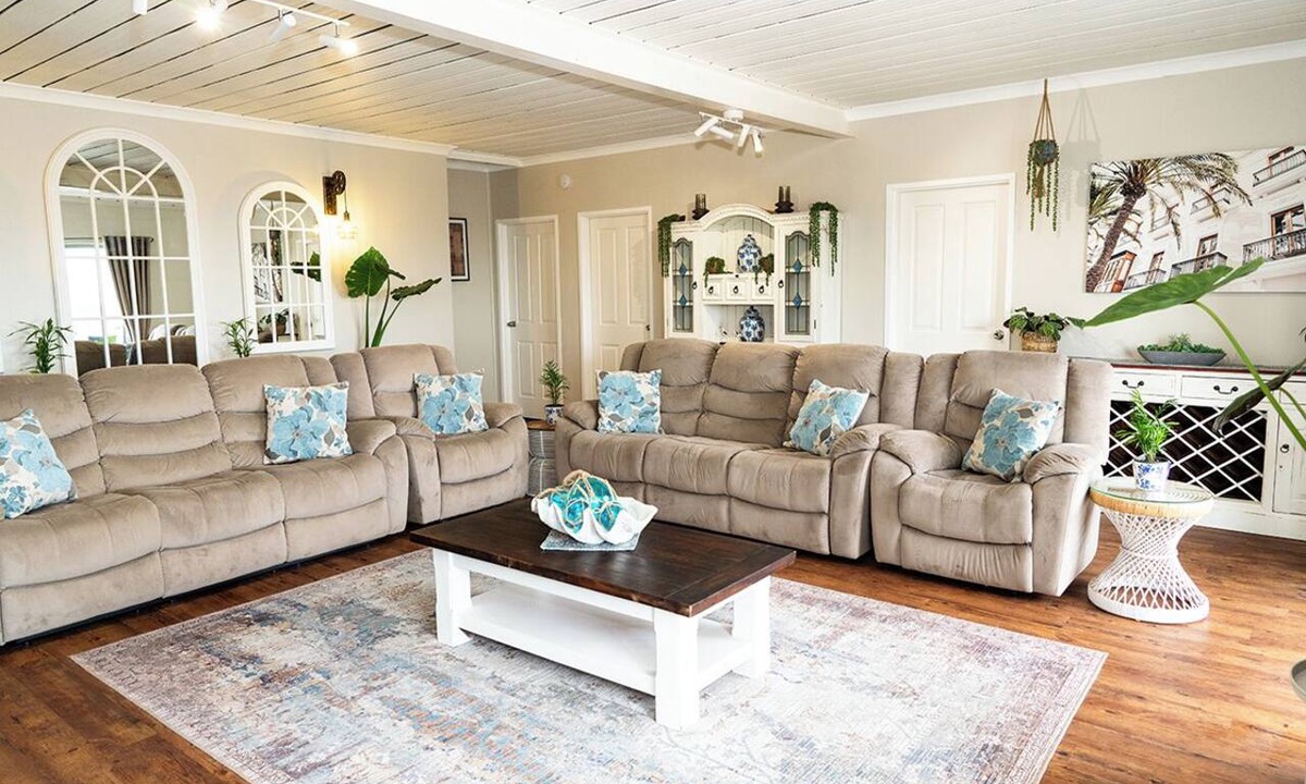 Quinns Rocks Apartment | Beachfront apartment with pool & ocean views, 4 mins walk to Beach. Sleeps 7