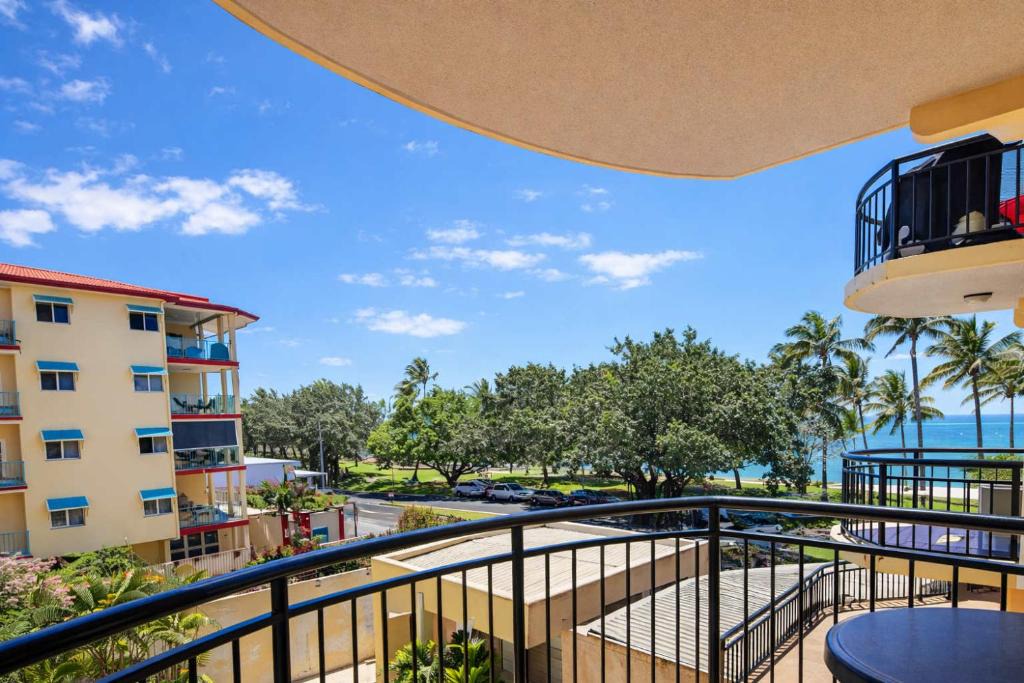 North Ward Apartment | Beachfront Apartment in Townsville 1BR on The Strand with Pool & Parking
