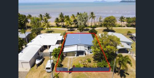 Kurrimine Beach House | Beachfront in Kurrimine!