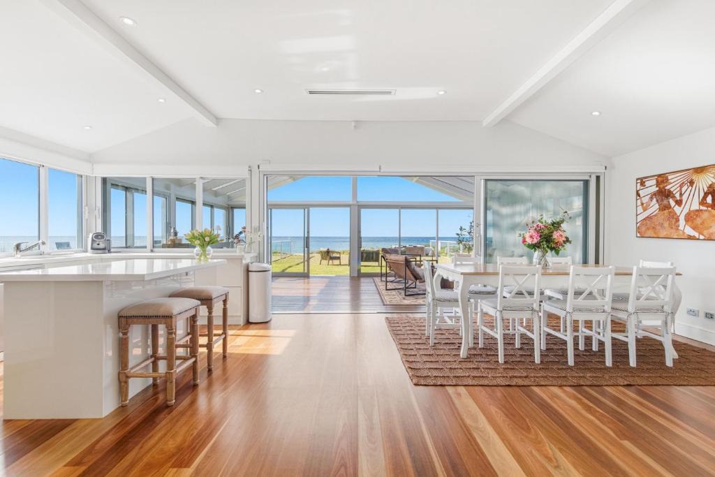 Collaroy Beach House | Beachfront Oasis - 4 bed family house with Spa