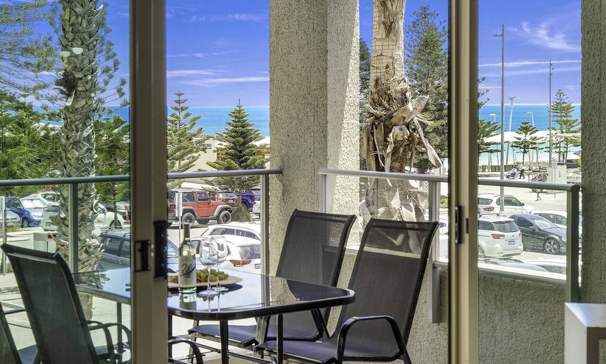 Scarborough Apartment | Beachfront Scarborough Retreat w/Pool & Sauna
