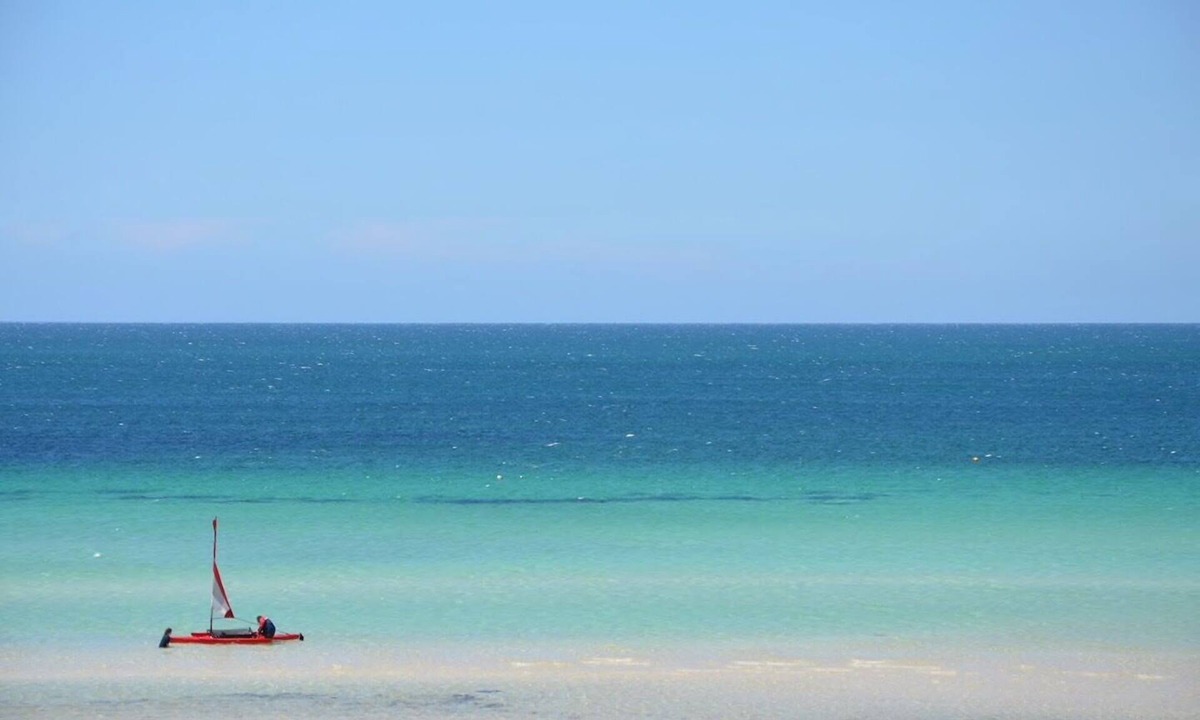 Island Beach House | Beachfront + Stunning Views + Free WIFI + Air Con + Fireplace