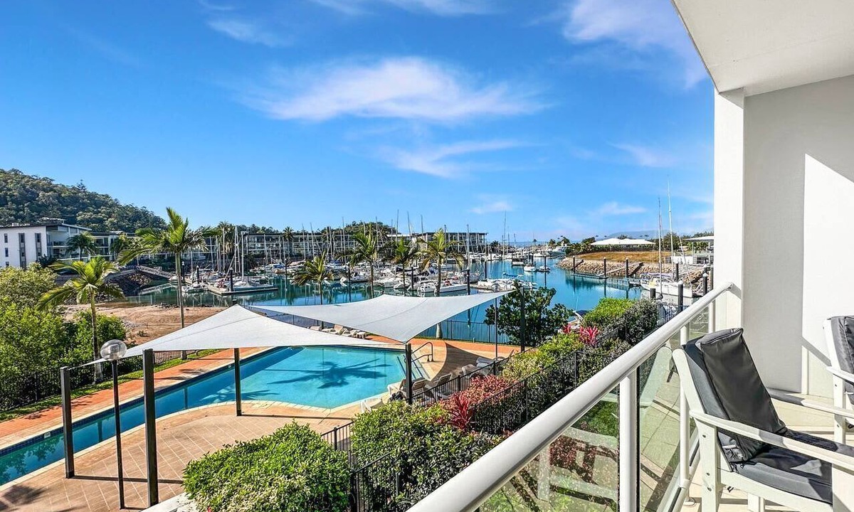 Nelly Bay Apartment | Beachside 17
