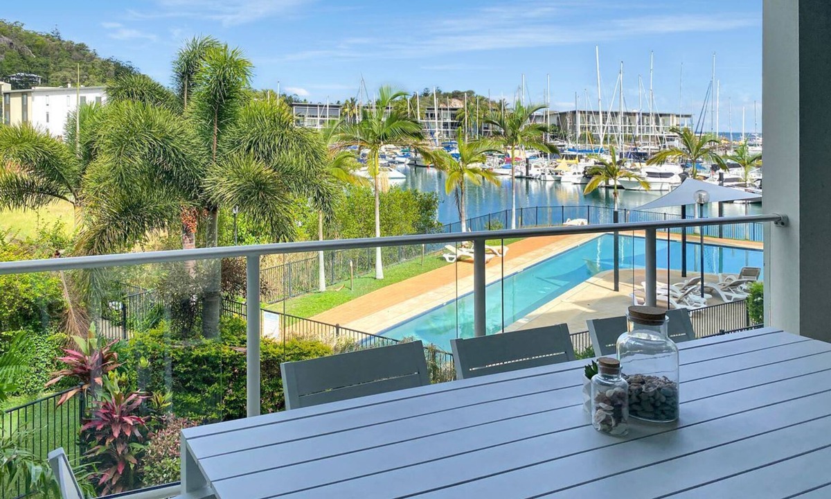 Nelly Bay Apartment | Beachside Apartment 14