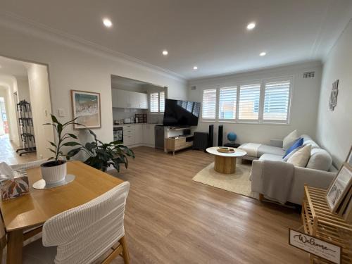 Coogee Apartment | Beachside Coogee Apt with Parking