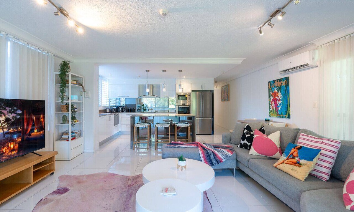 Burleigh Heads Apartment | Beachside Garden 2 bd w Courtyard, Pool, Gym, Steps from Beach and Pavilion