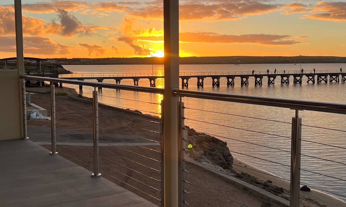 Ripon Apartment | Beachside & Jetty View Apt 5 (Harbour Master) New Large Balcony by April26