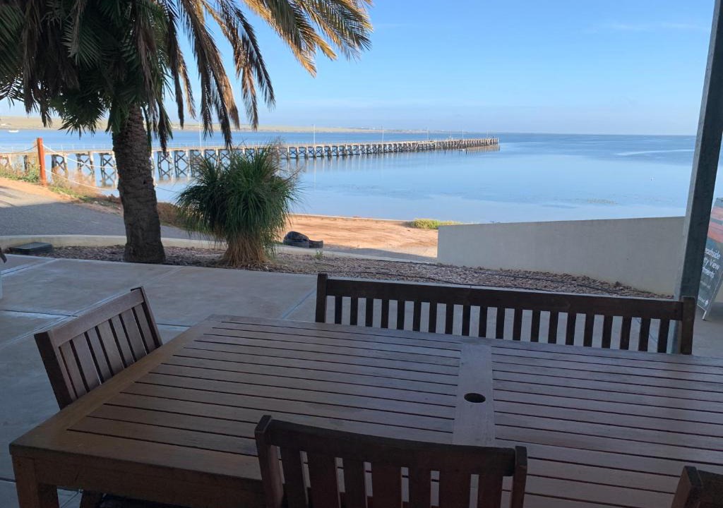 Ripon Apartment | Beachside & Jetty View 6 - Captain's Apartment