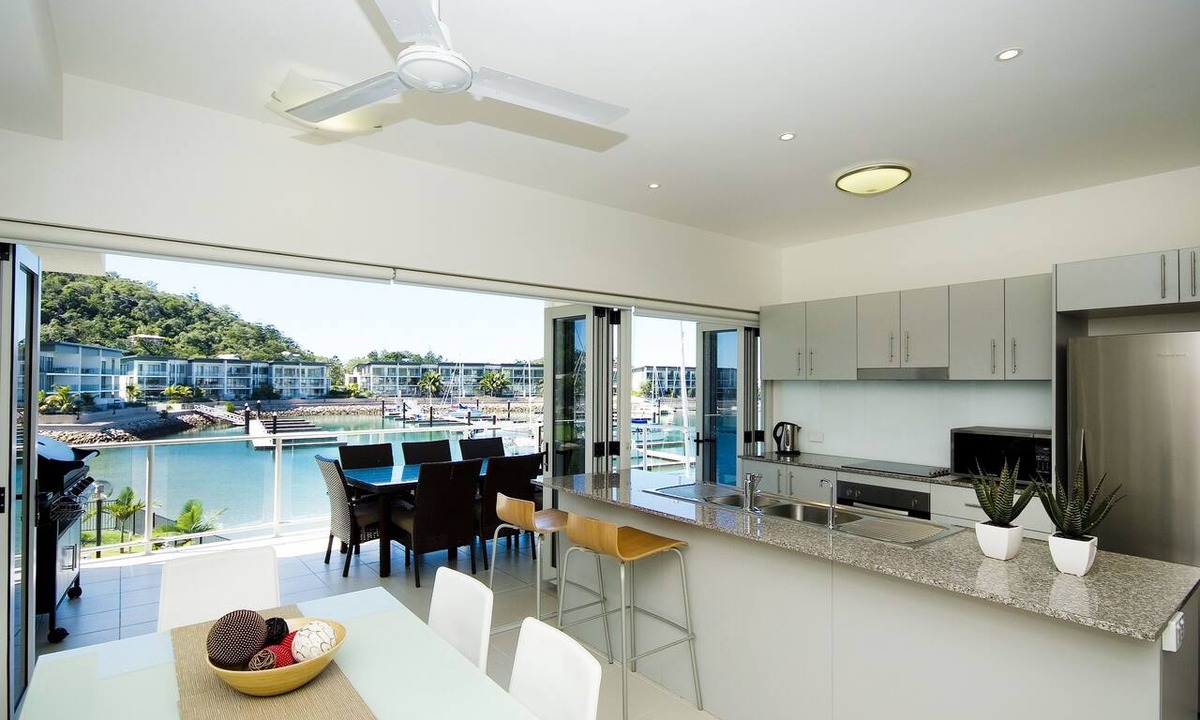 Nelly Bay Apartment | Beachside Magnetic Harbour