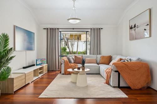 Scarborough House | Beachside Stay, Cafes Nearby, 300Mbps WiFi