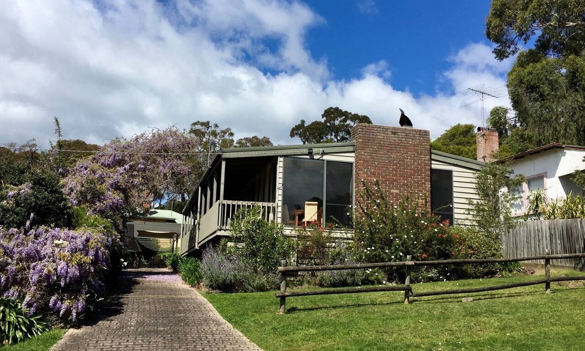 Lorne House | Beachview - So Close To Town
