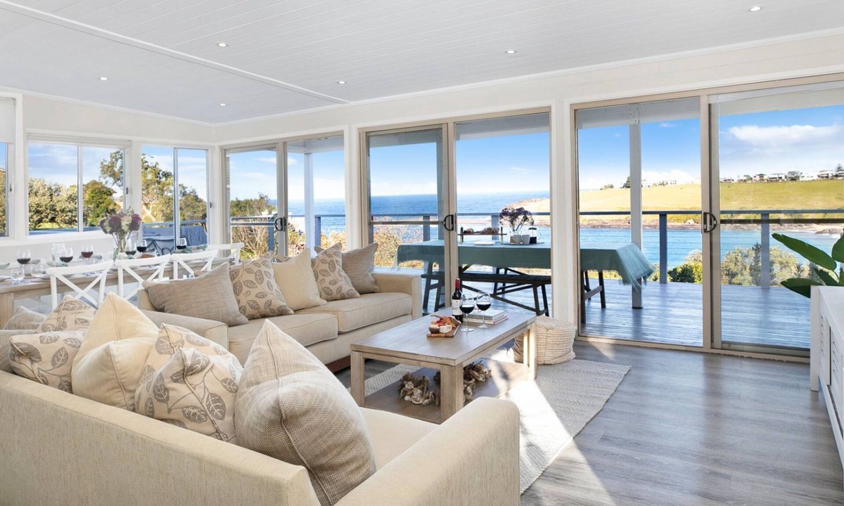 Kiama House | Beachview – Waterfront reserve, views from balcony and living areas